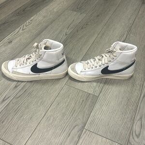 Nikes size 5 minimal wear